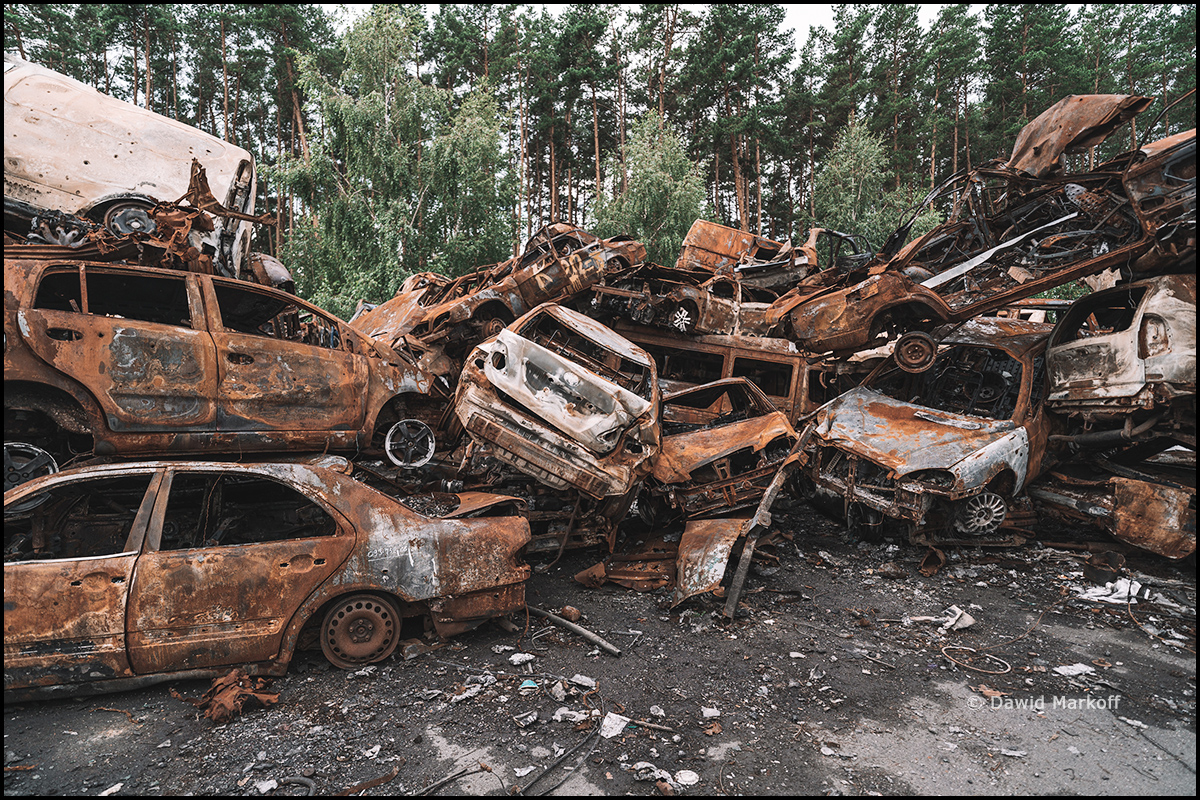 Wojna w Ukrainie rosyjskie zbrodnie cmentarzysko samochodów w Irpieniu by Dawid Markoff