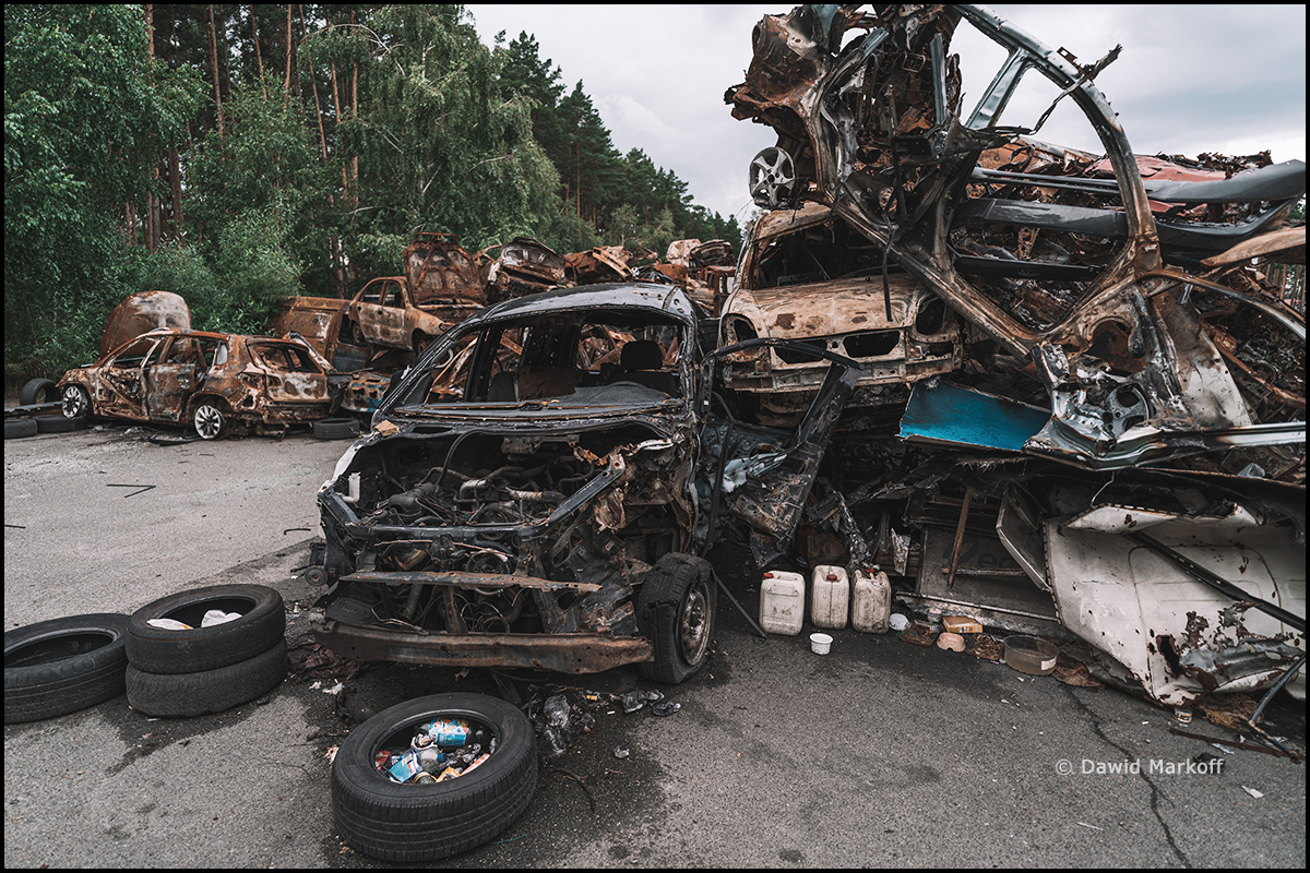 Wojna w Ukrainie rosyjskie zbrodnie cmentarzysko samochodów w Irpieniu by Dawid Markoff